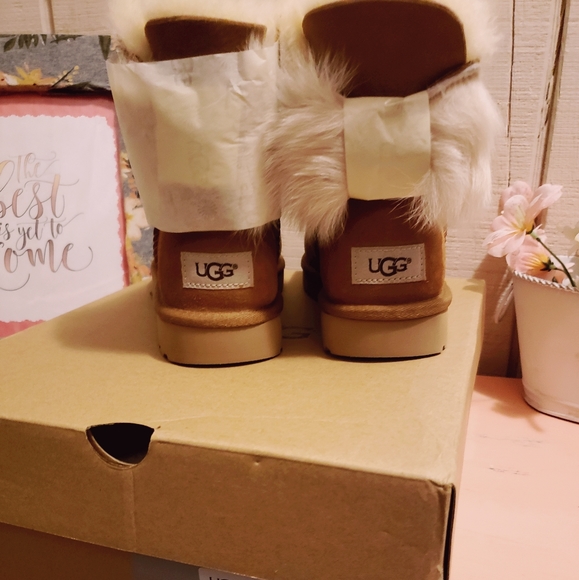 SOLD* UGG Women's Classic Mini Fluff Bow Boot - Picture 2 of 3